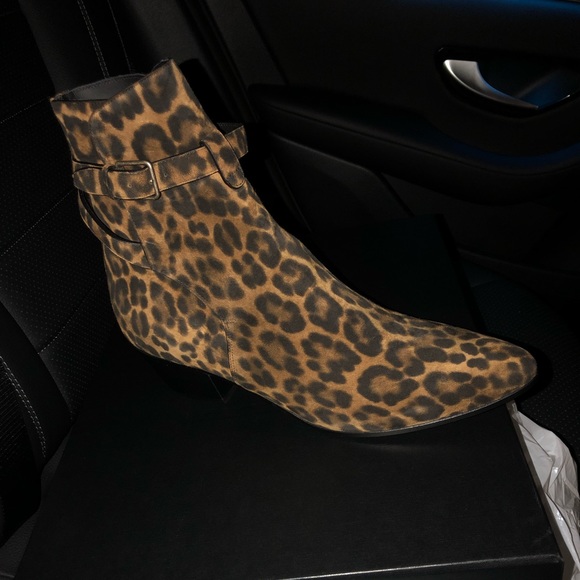 Saint Laurent leopard-printed suede booties. - Picture 4 of 4
